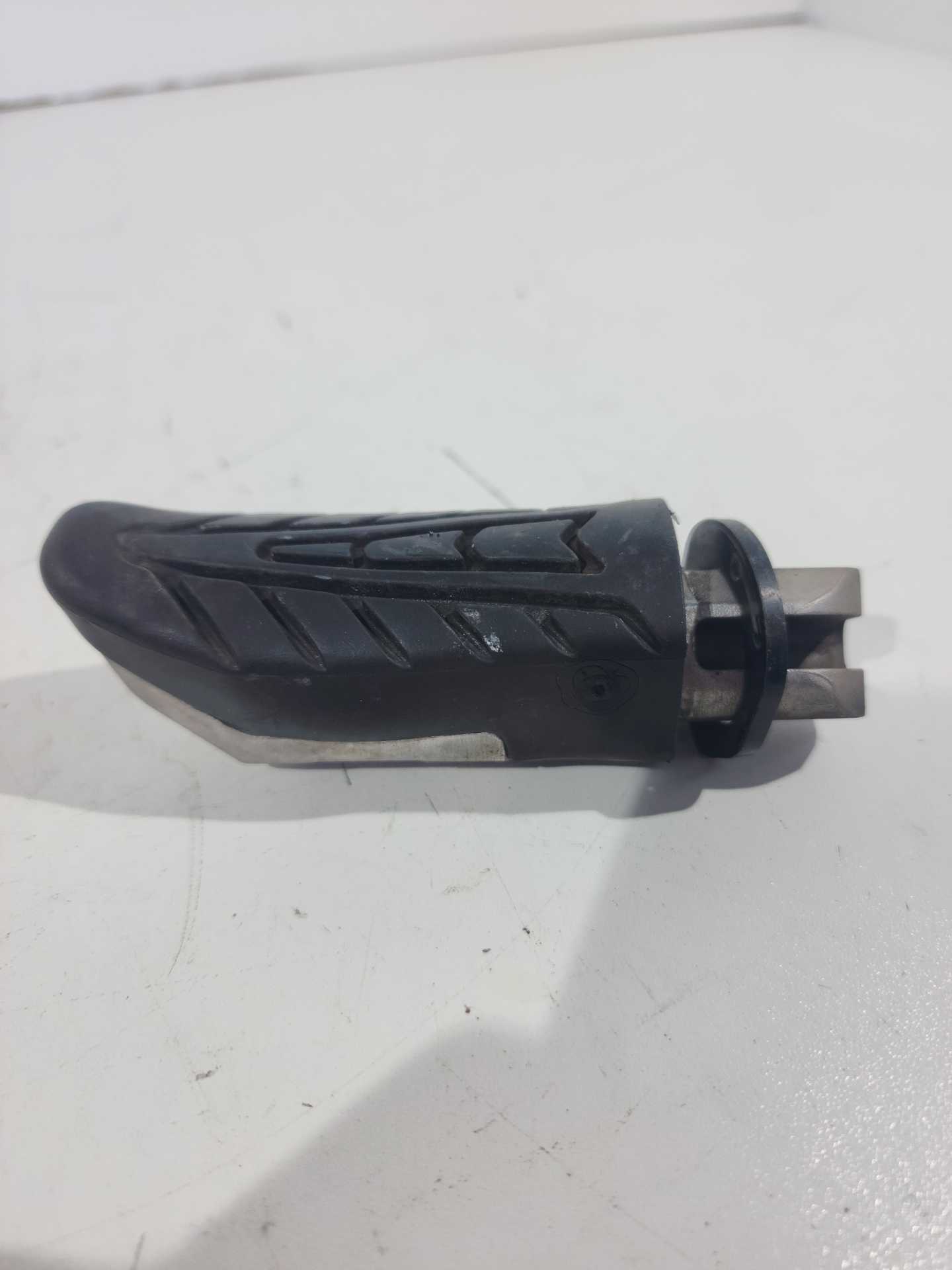 Pedaleira traseira esquerda honda cg 160 honda cb twister