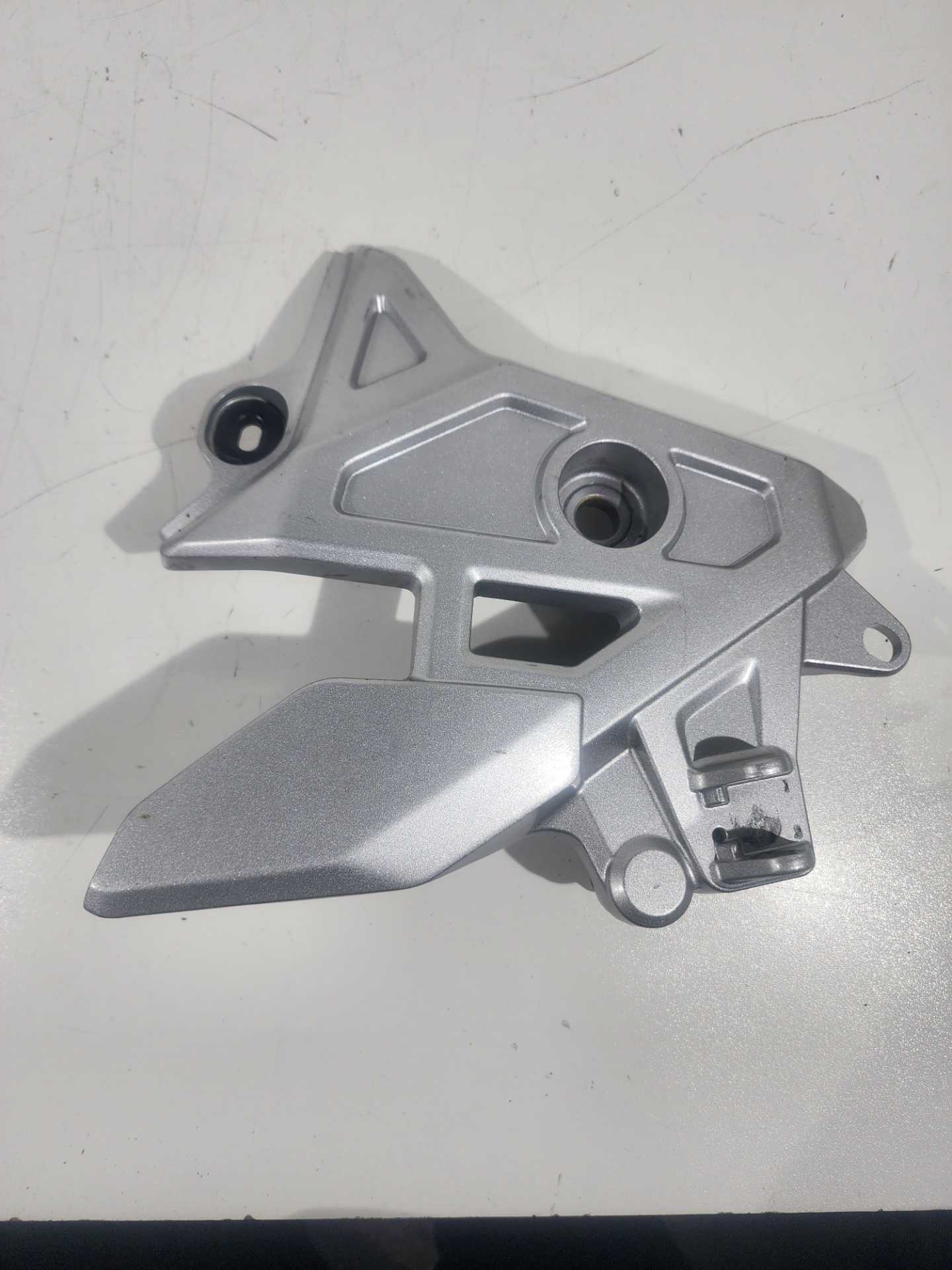 Suporte de pedaleira lado direito Honda cb twister 300 20