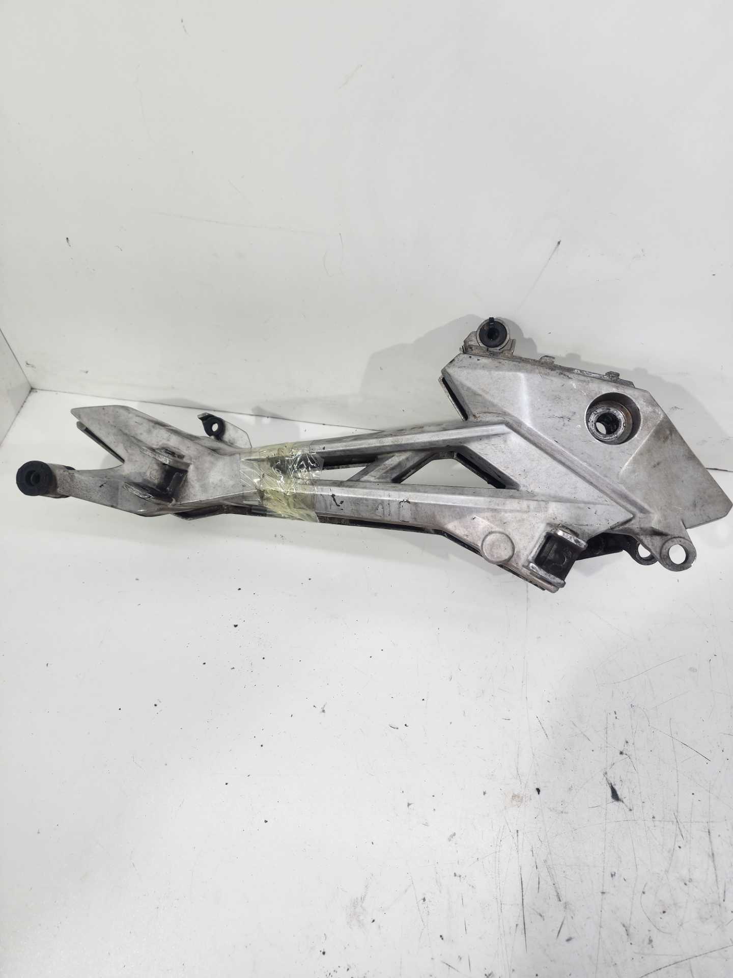 Suporte pedaleira lado direito Honda cb twister 250 ano 201