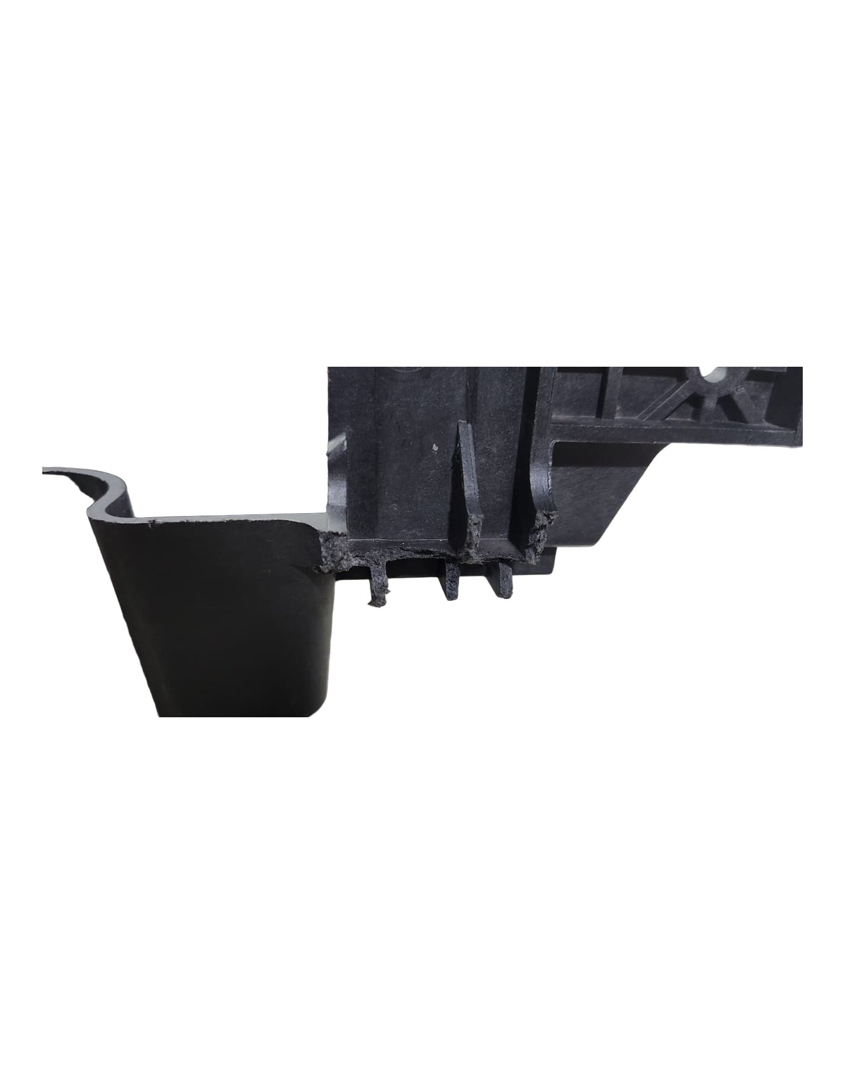 SUPORTE ESQ MONTAGEM GRADE FRONTAL GWM HAVAL H6 2023 2025 